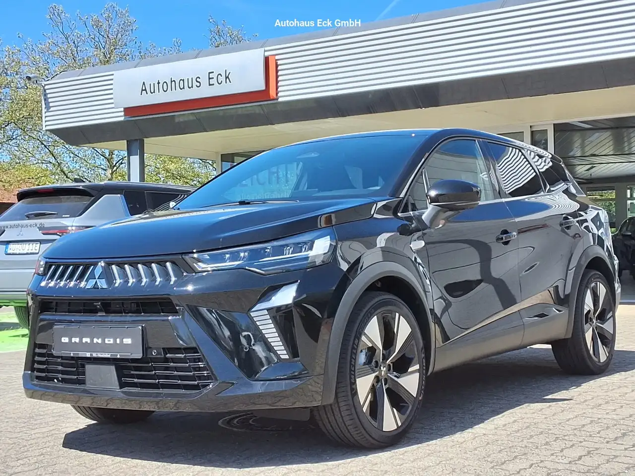 Mitsubishi Grandis Intro Edition 1.3 T-Benziner 7-DCT — photo 1 of 20