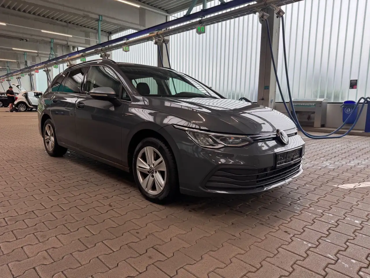 Volkswagen Golf VIII Variant Life *DSG*Ambiente*Carplay* — photo 1 of 18