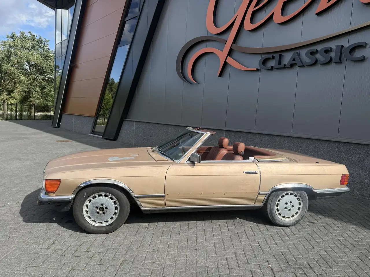 Mercedes-Benz SL 500 W107 — photo 1 of 40