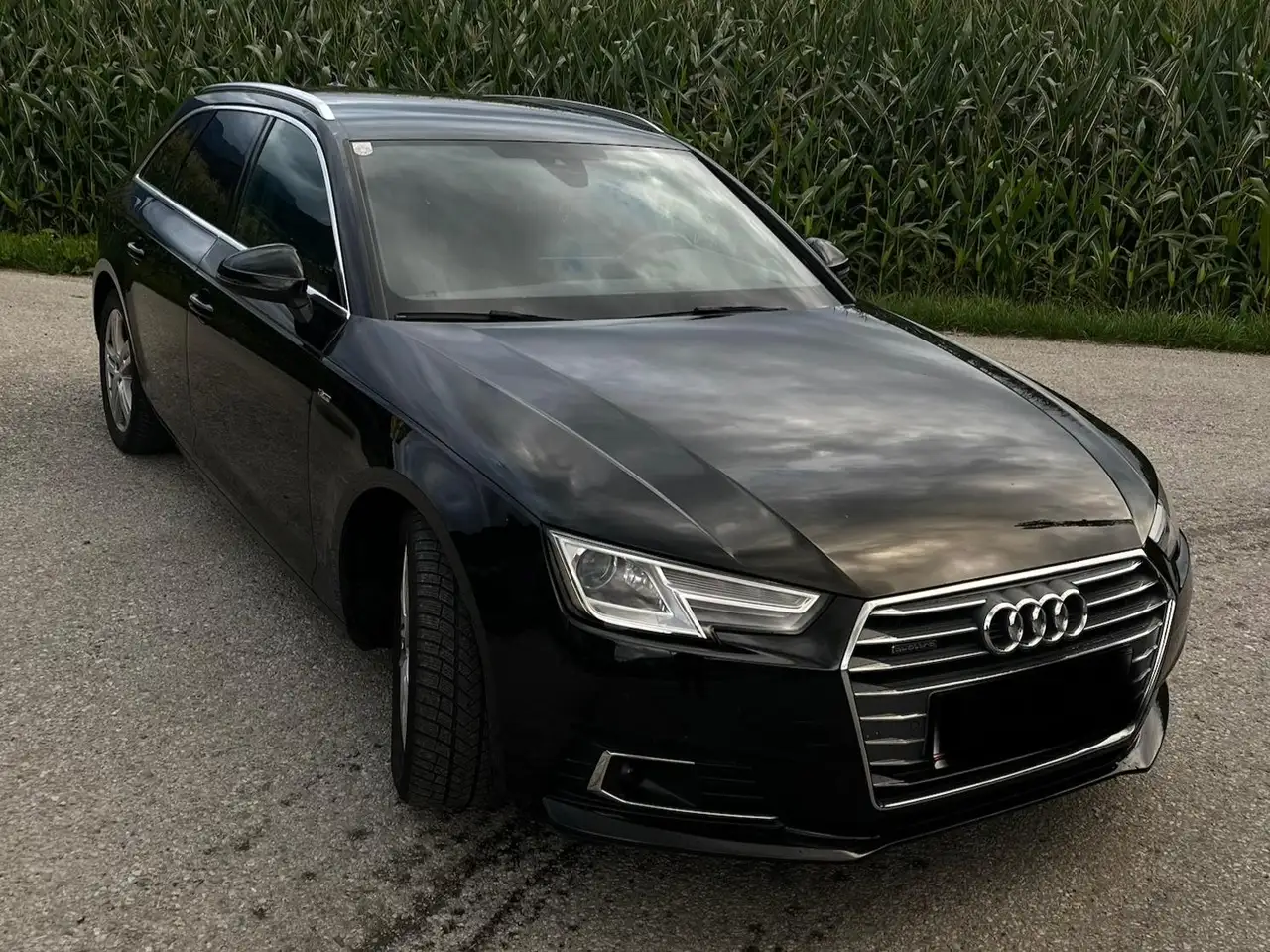 Audi A4 A4 Avant 2,0 TDI quattro Sport S-tronic Sport — photo 1 of 9