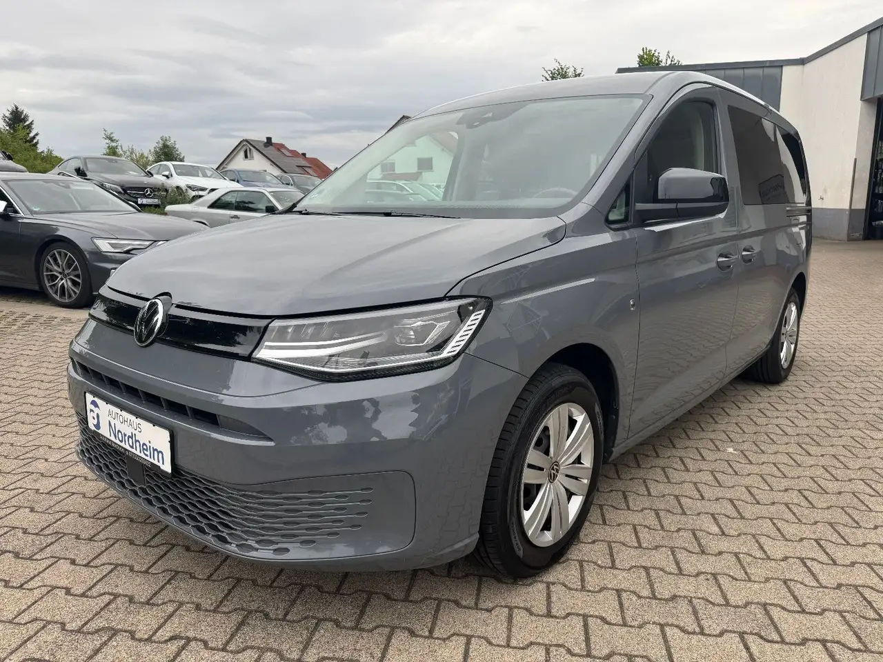 Volkswagen Caddy Maxi DSG/ Klima/ Navi/ 1. Handd/ 7-Sitzer — photo 1 of 25