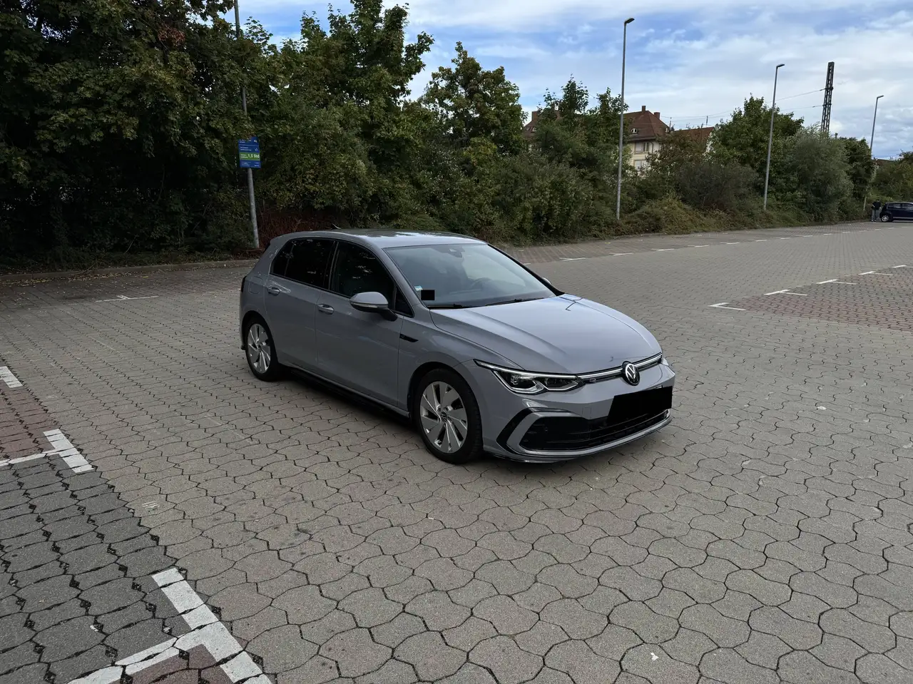 Volkswagen Golf Golf VIII 1.5 eTSI OPF DSG R-Line — photo 1 of 19