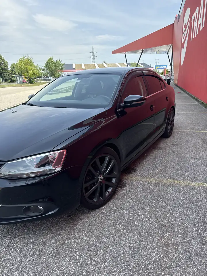 Volkswagen Jetta 2.0 TDI Highline — photo 1 of 15
