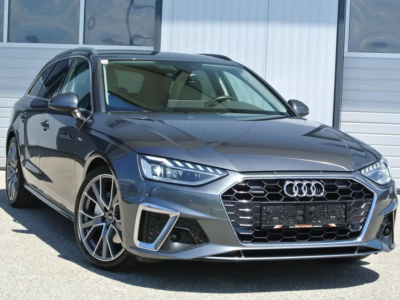 Audi A4 Avant 40 TDI quattro ** S line ** LEDER * AHK * — photo 1 of 11