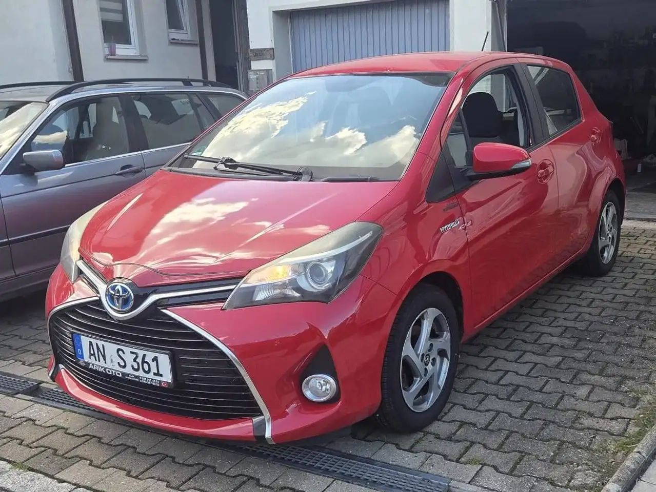 Toyota Yaris Yaris Hybrid Hybrid 1.5 VVT-i — photo 1 of 11