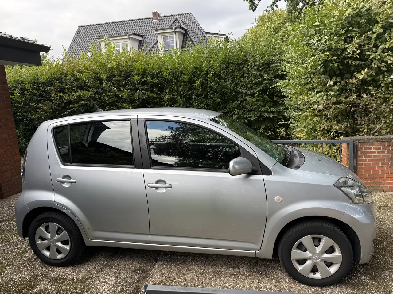 Daihatsu Sirion Daihatsu Sirion 1.0 — photo 1 of 15
