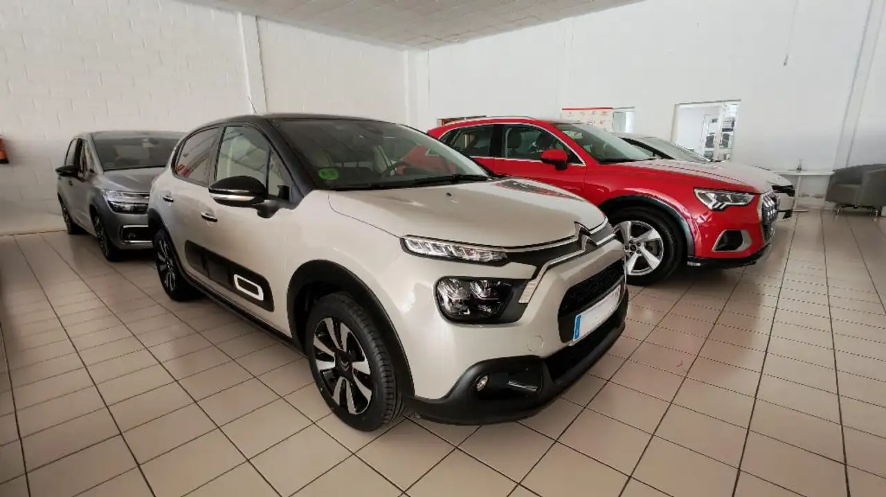 Citroen C3 1.2 PURETECH 60KW SHINE 5P — photo 1 of 17