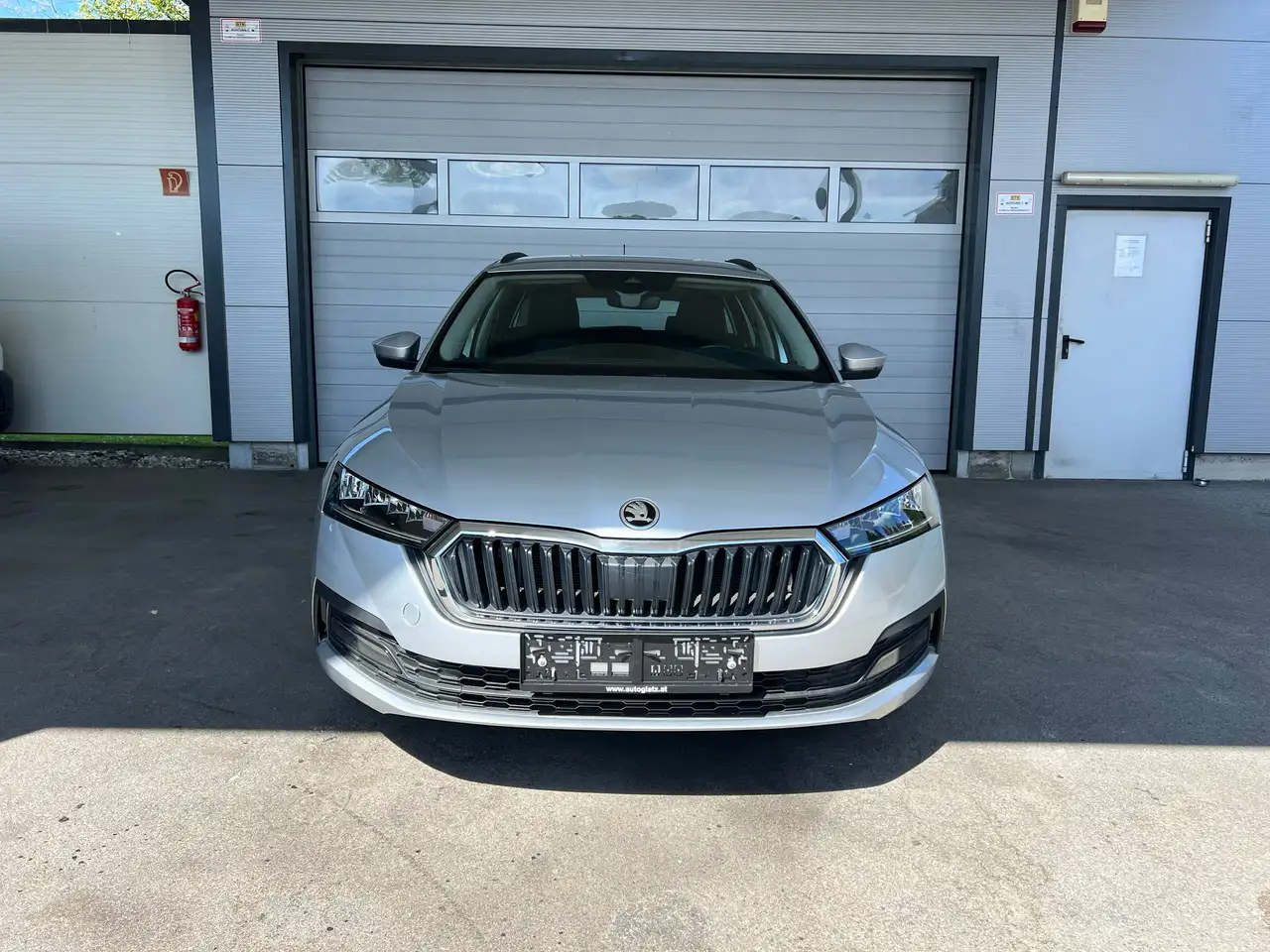 Skoda Octavia Combi 2,0 TDI 4x4 Ambition DSG LED/PARKTRONIC/ASSISTENTEN — photo 1 of 14