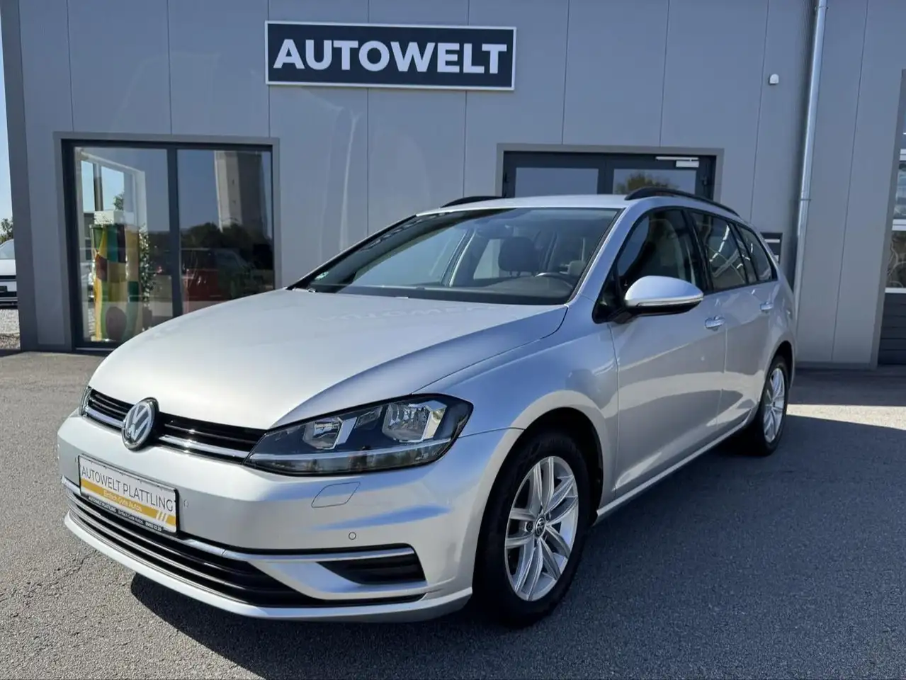Volkswagen Golf VII Variant Comfortline 1.6 TDI AHK ACC — photo 1 of 27