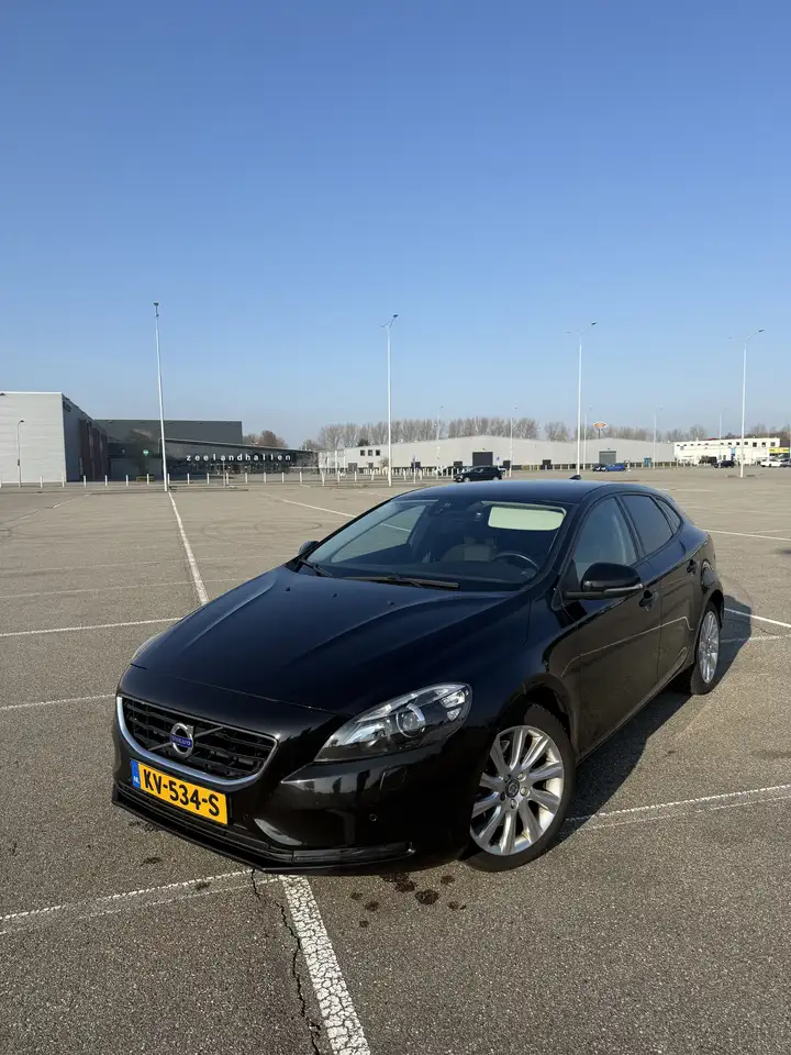 Volvo V40 2.0 D2 Summum — photo 1 of 13