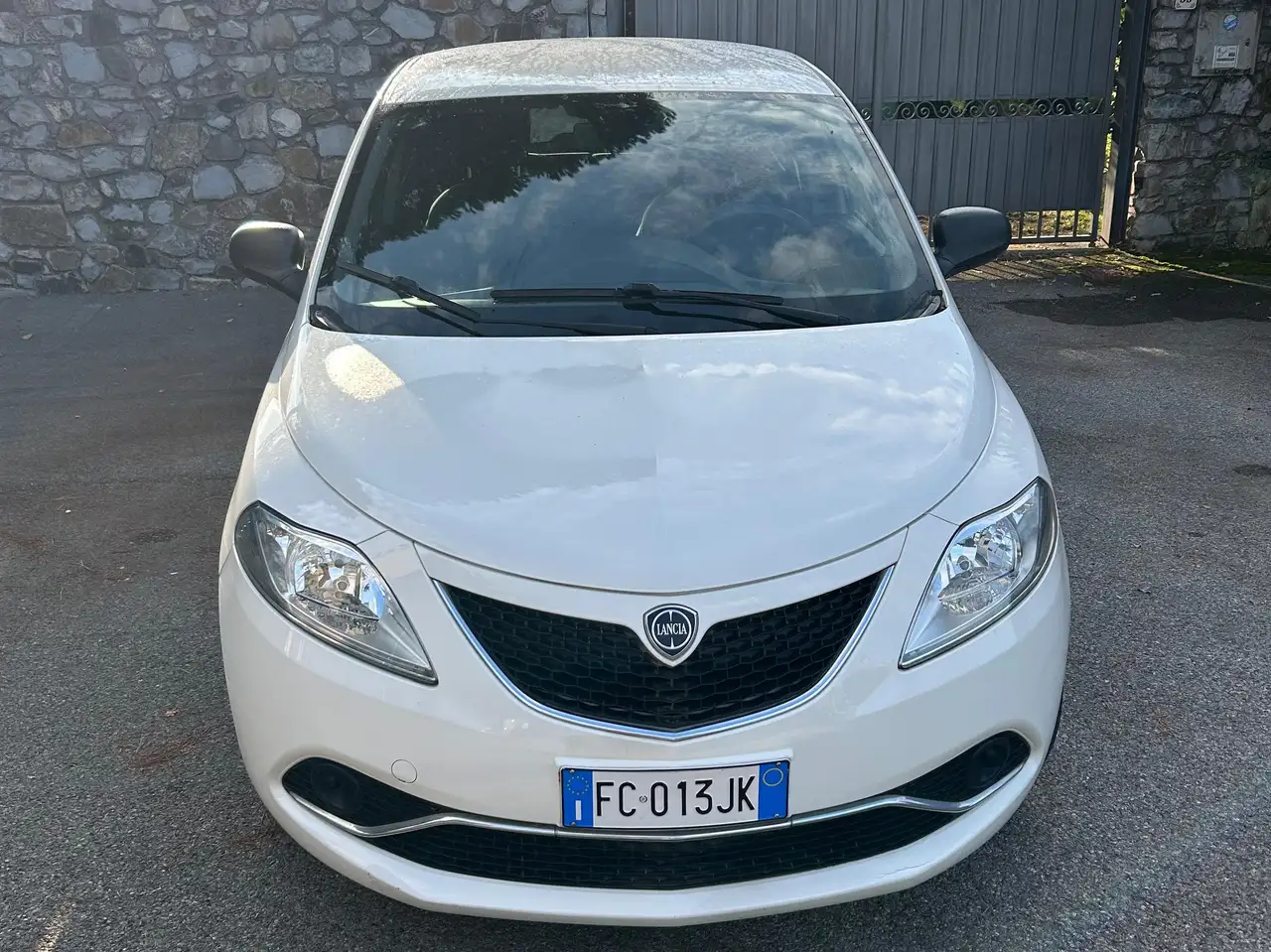 Lancia Ypsilon Ypsilon III 2015 1.2 Silver 69cv — photo 1 of 6