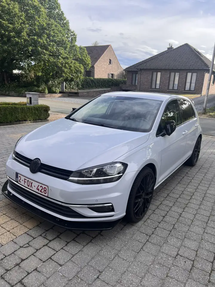 Volkswagen Golf 1.0 TSI — photo 1 of 7