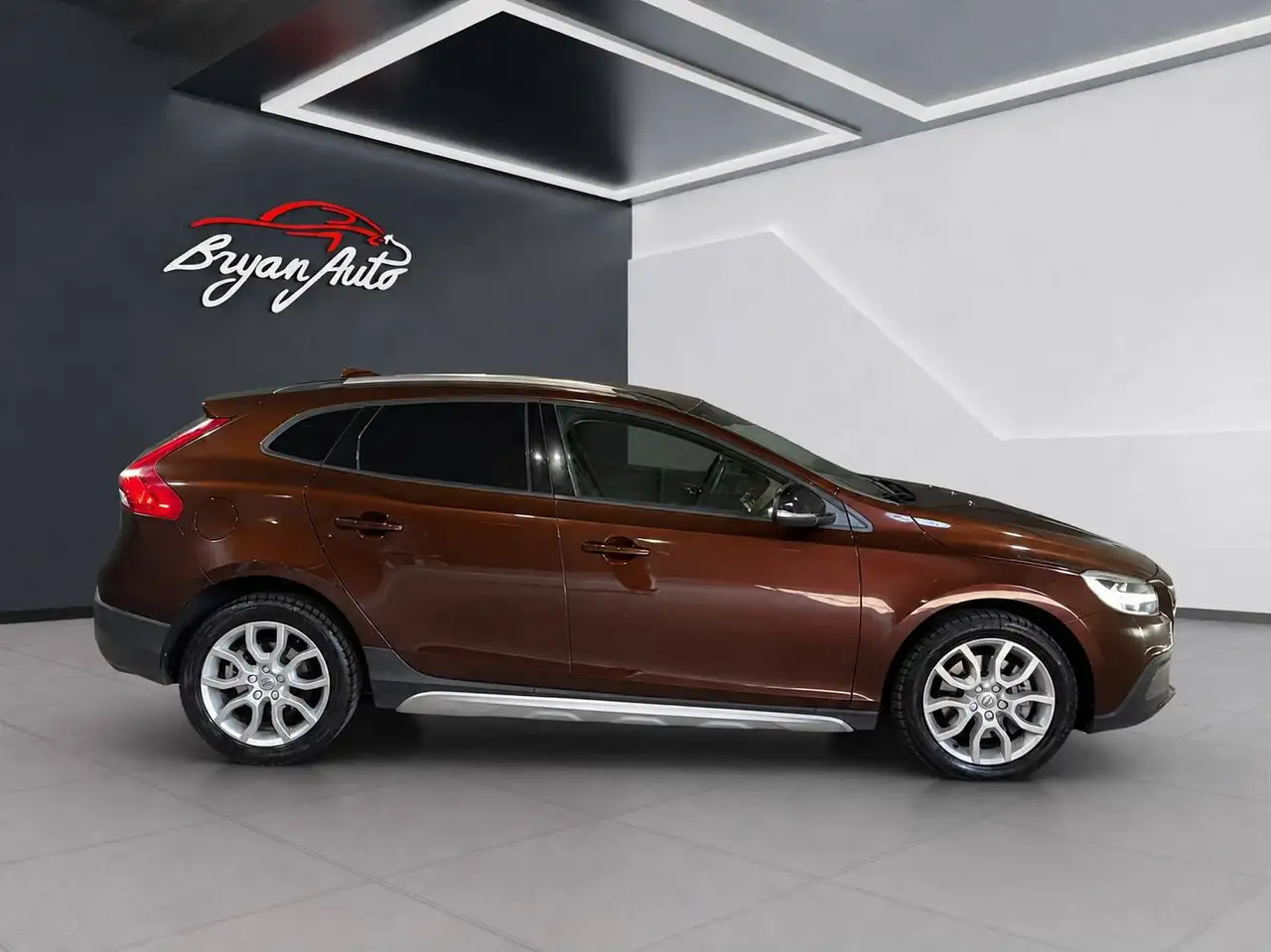 Volvo V40 Cross Country 2.0 d2 Momentum geartronic — photo 1 of 12