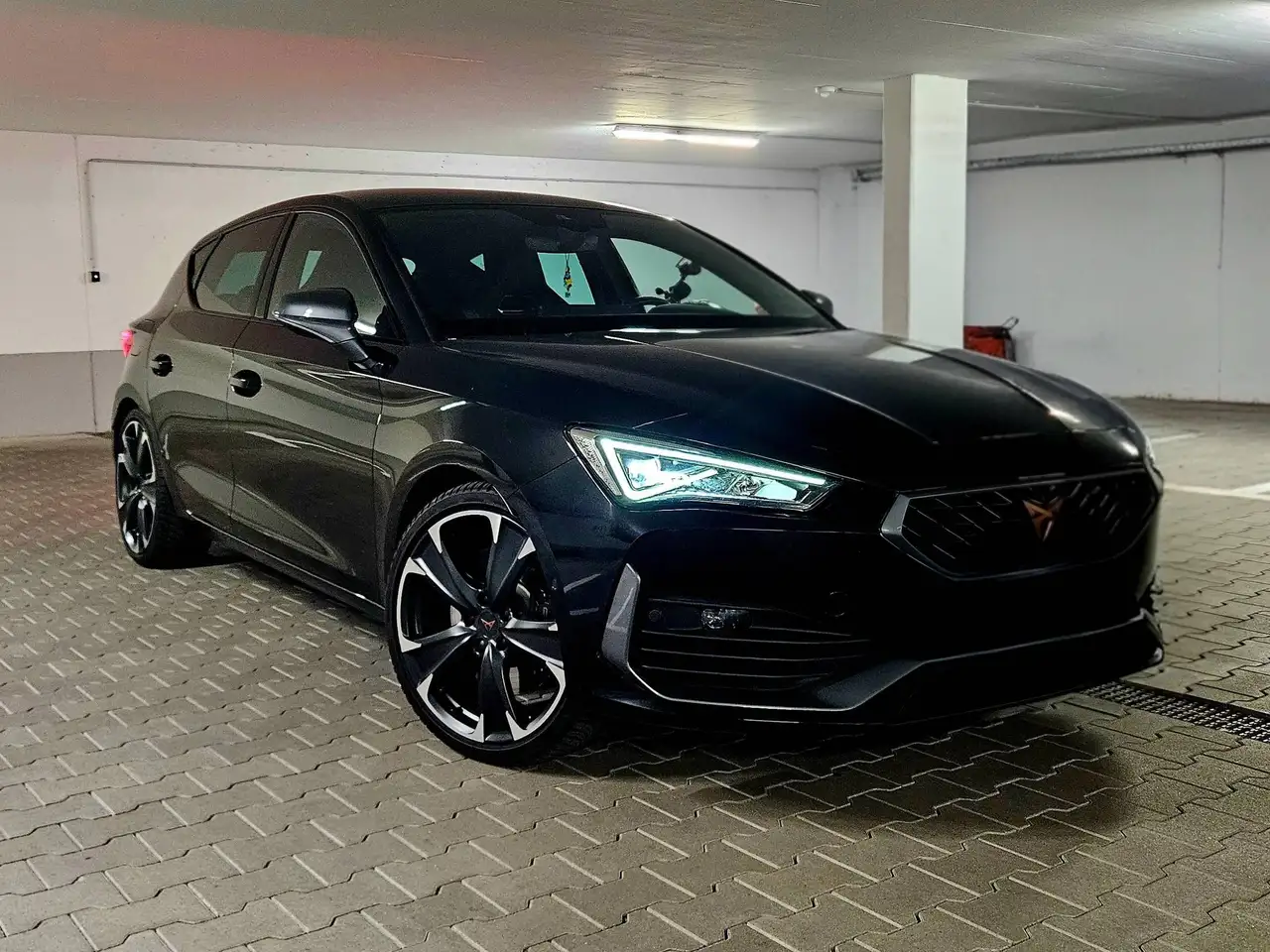 CUPRA Leon Cupra Leon 2.0 TSI DSG VZ — photo 1 of 11