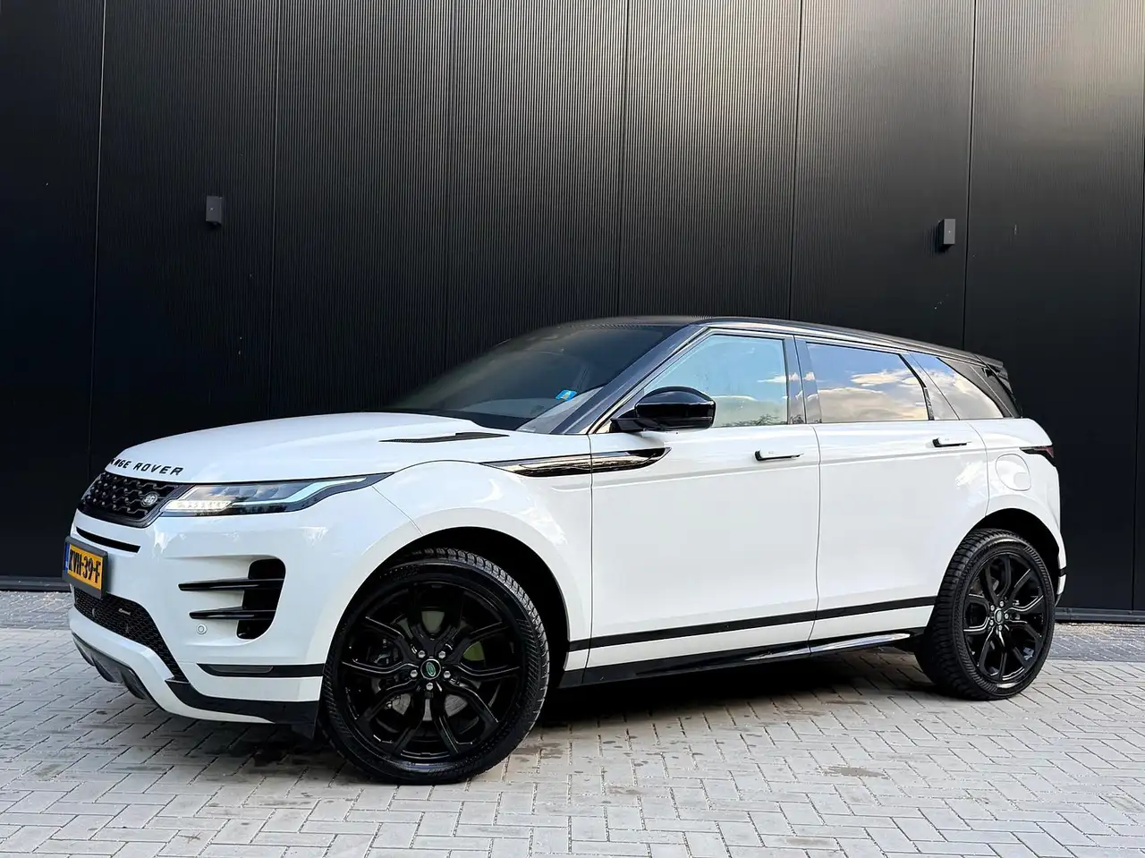 Land Rover Range Rover Evoque 1.5 P300e AWD R-Dynamic S BTW, Panda — photo 1 of 23