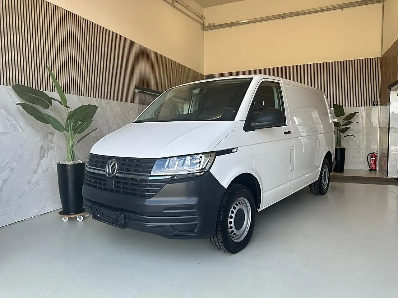 Volkswagen T6.1 Transporter KR HK *Sitzheizung *Tempomat *Anängerkupplung* — photo 1 of 21