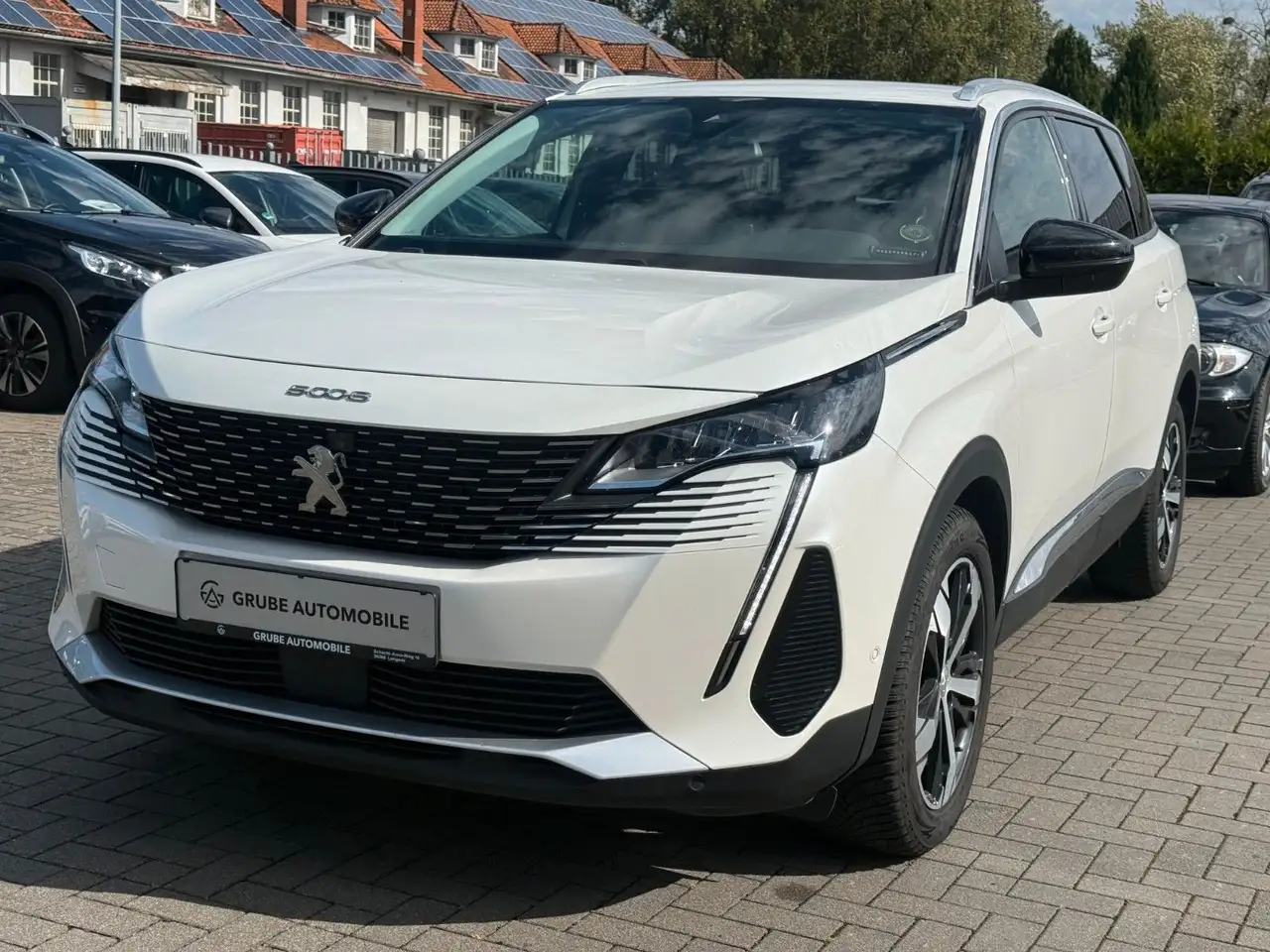 Peugeot 5008 Allure Pack LED*NAV*SHZ*AHK*CAM*7SITZE — photo 1 of 38