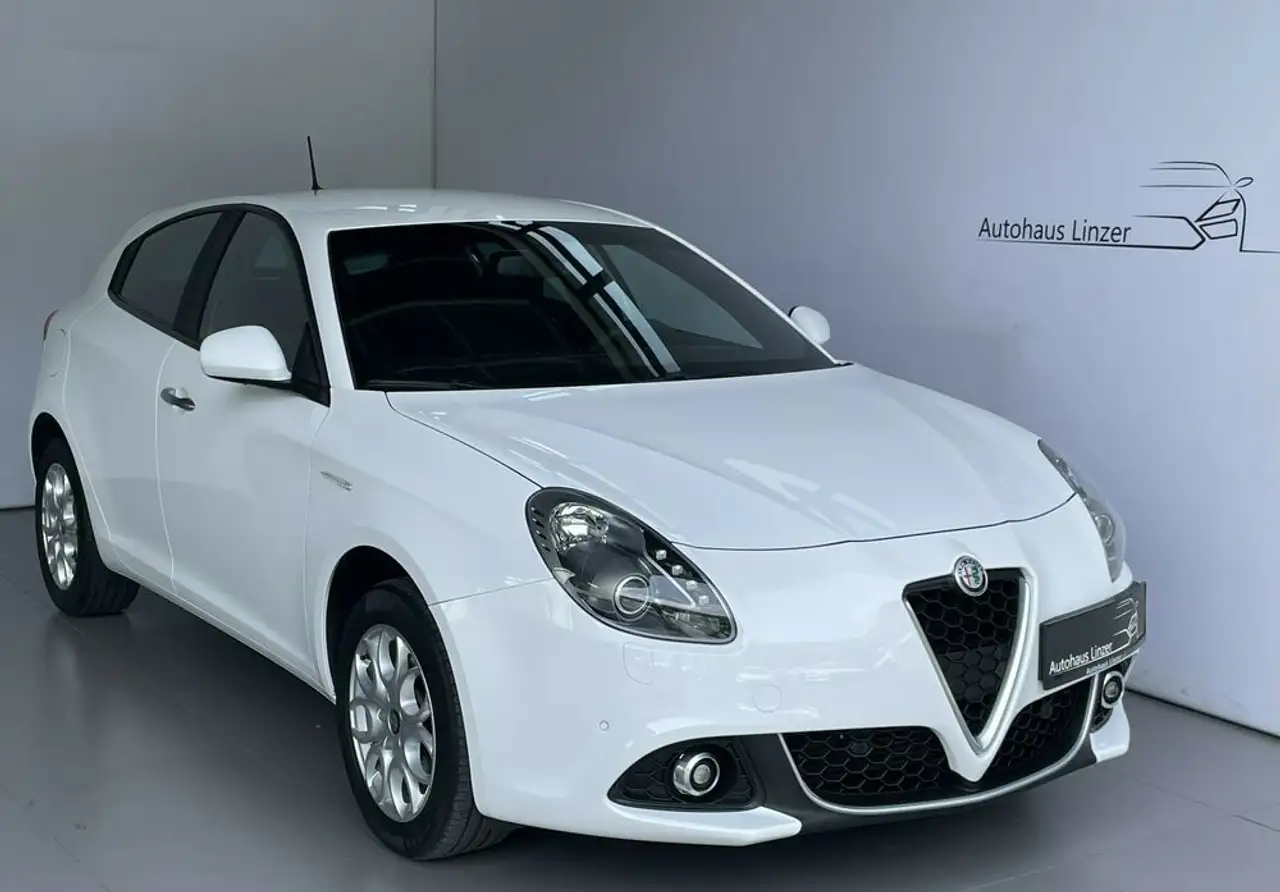Alfa Romeo Giulietta Super *Bi-Xenon*PDC*Kamera*SitzH*DAB* — photo 1 of 28