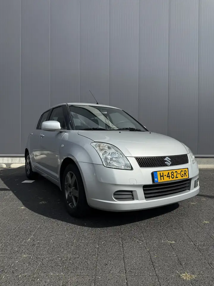 Suzuki Swift 1.3 GA — photo 1 of 14