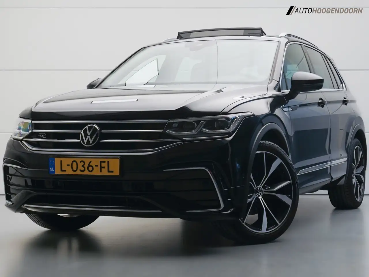 Volkswagen Tiguan 1.5 TSI R-Line Business+ Sport (APPLE CARPLAY,PANO — photo 1 of 24