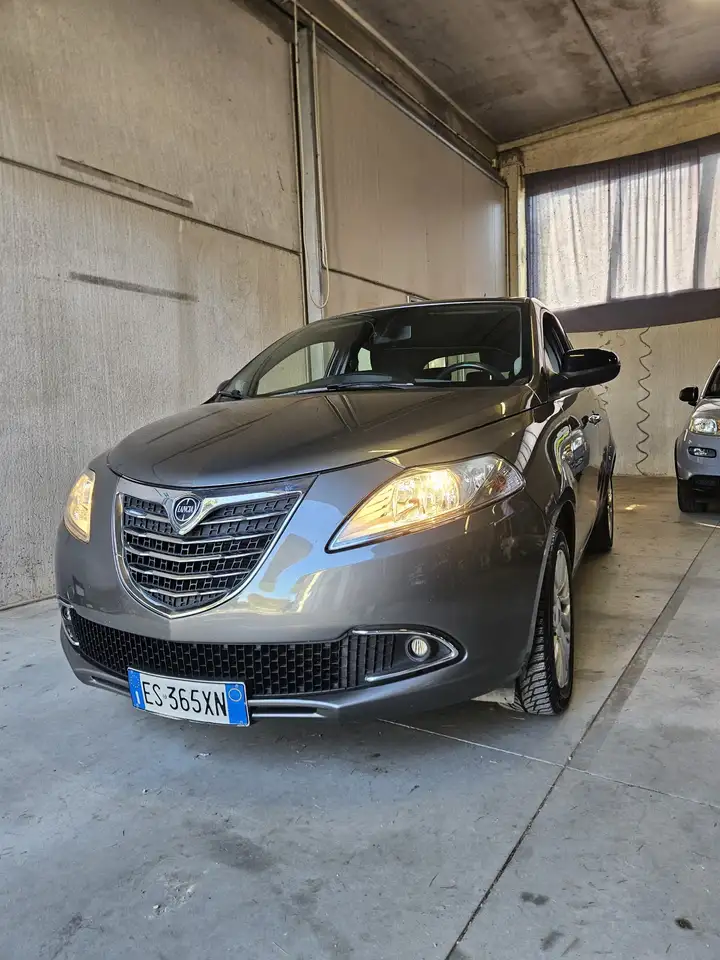 Lancia Ypsilon 1.2 8v Silver 69cv — photo 1 of 13