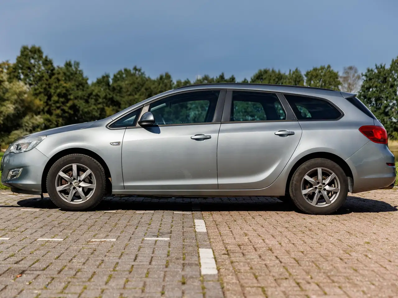 Opel Astra Astra 1.4 Sports Tourer — photo 1 of 38