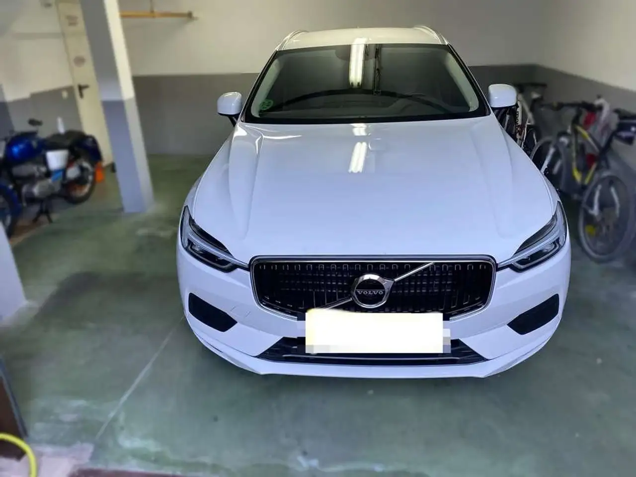 Volvo XC60 D4 Momentum AWD Aut. — photo 1 of 17
