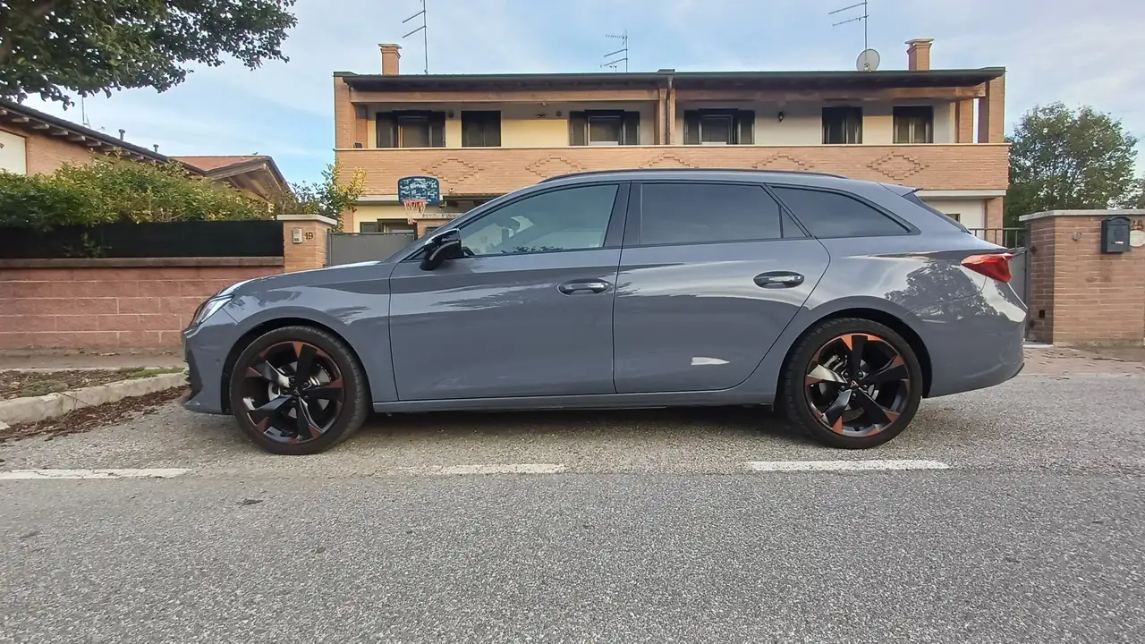 CUPRA Leon Sportstourer 1.5 hybrid 150cv dsg — photo 1 of 14