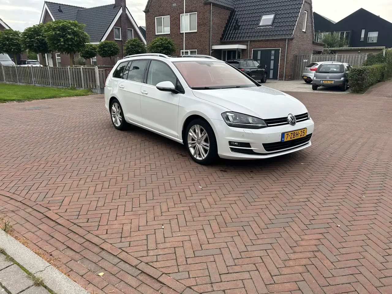 Volkswagen Golf 1.2 TSI Highline BMT — photo 1 of 20