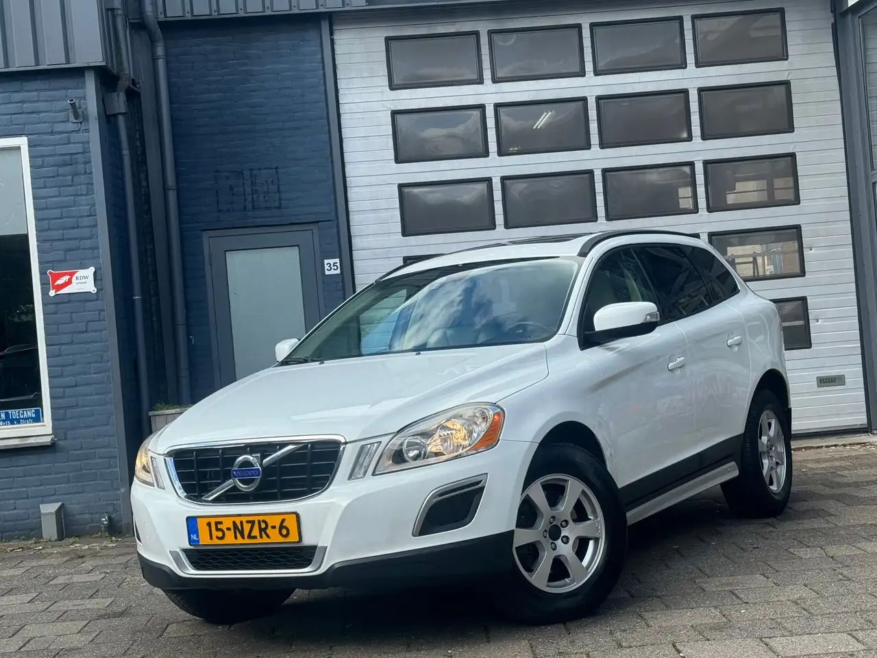 Volvo XC60 2.0T Kinetic | Clima | Cruise | Navi | Pano | Auto — photo 1 of 21