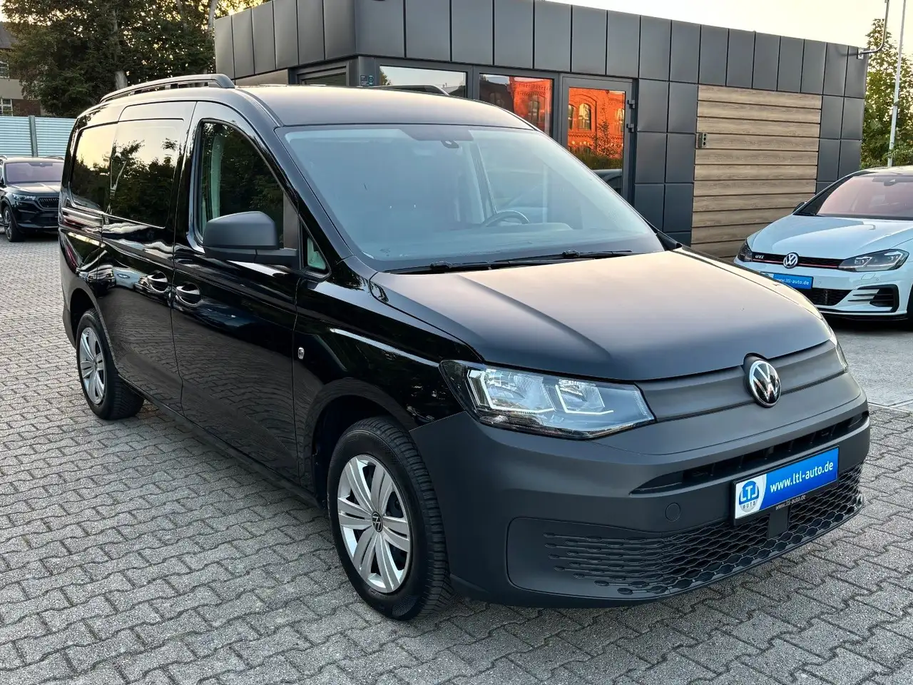 Volkswagen Caddy 2.0TDI DSG 122PS Cargo Maxi Tempomat PDC — photo 1 of 23