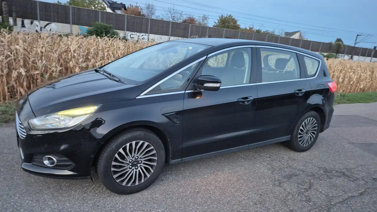 Ford S-Max Titanium — photo 1 of 8