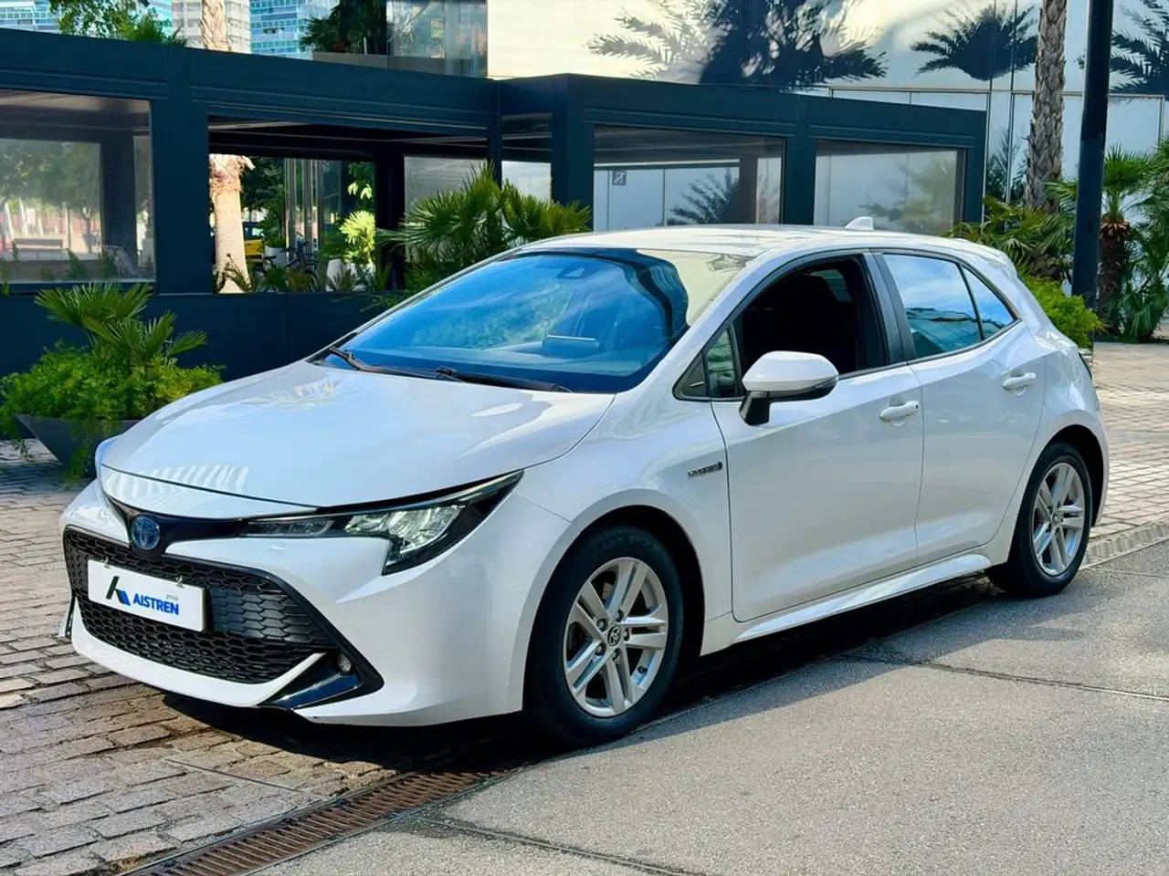 Toyota Corolla 1.8 125H BUSINESS E-CVT — photo 1 of 33