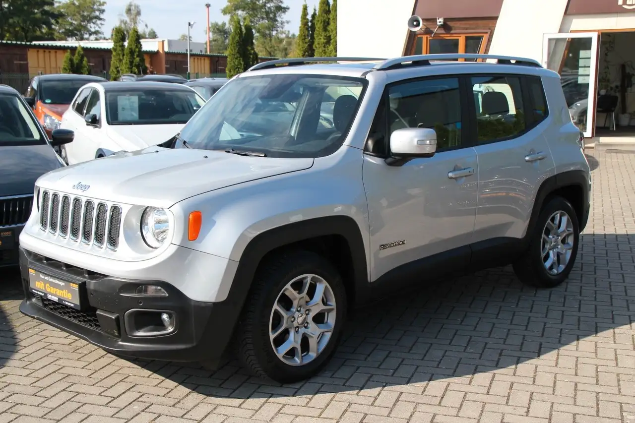 Jeep Renegade Limited FWD — photo 1 of 22