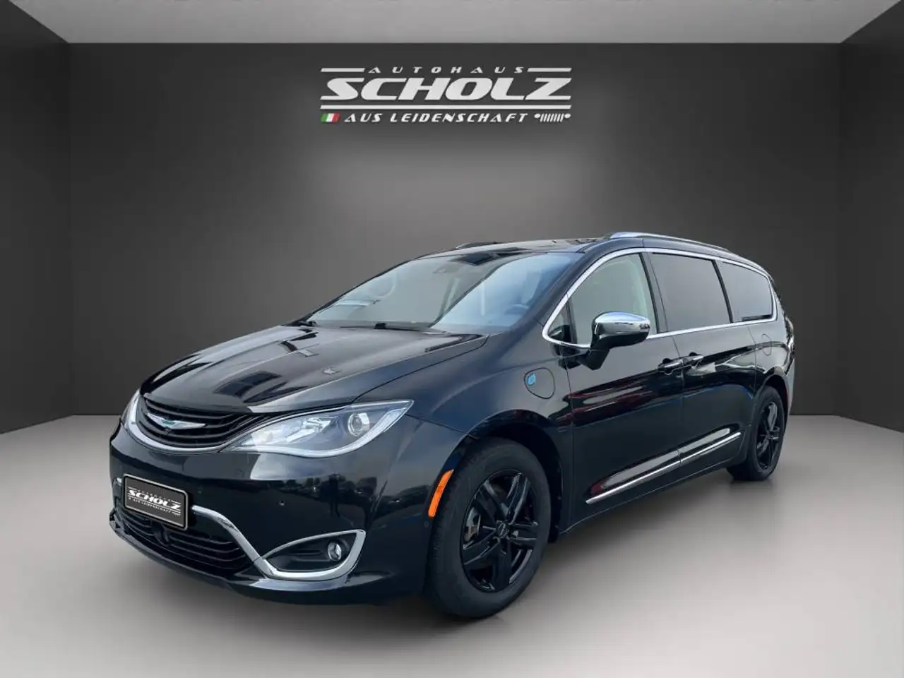 Chrysler Inny Pacifia Hybrid Limited FWD 3.6L V6 — photo 1 of 15