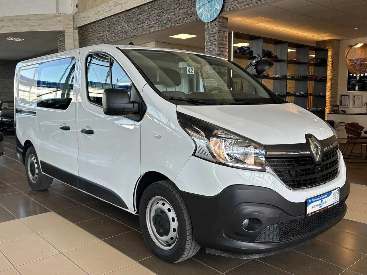 Renault Trafic L1H1 Komfort Tempomat R.Cam DAB PDC Navi — photo 1 of 23