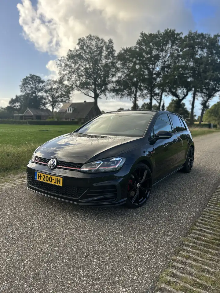 Volkswagen Golf 2.0 TSI GTI Perf. — photo 1 of 17
