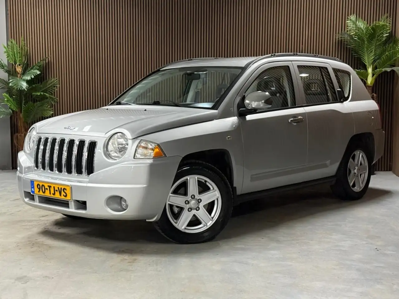 Jeep Compass 2.4 Limited — photo 1 of 16