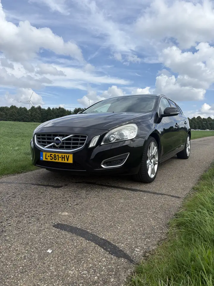 Volvo V60 1.6 T3 Summum — photo 1 of 20