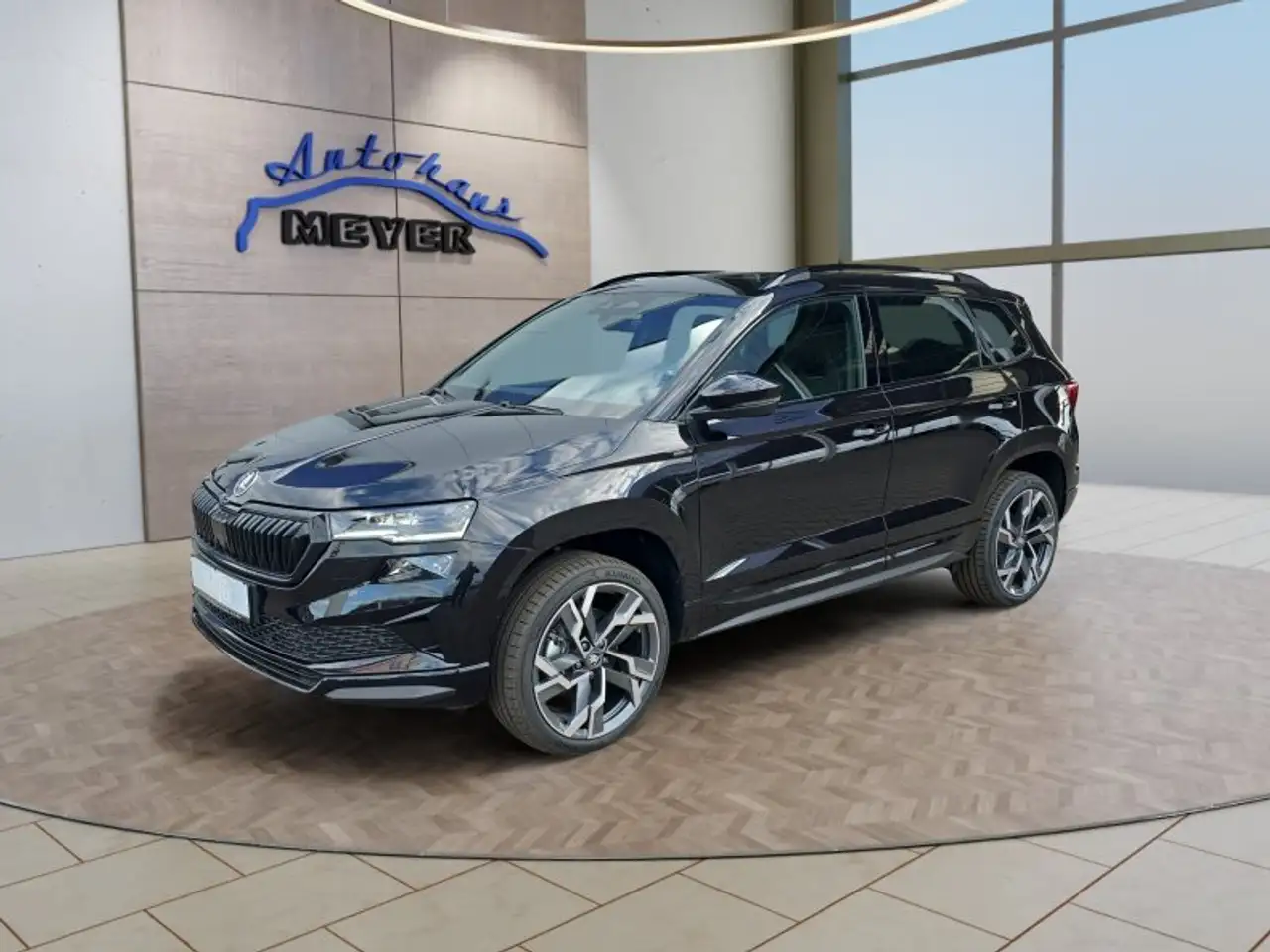 Skoda Karoq Sportline 1,5TSI DSG 4*J.Gar/Pano/aAHK/Matrix/Navi — photo 1 of 40