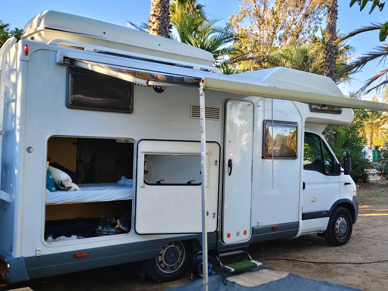 Renault Master Alkoven Wohnmobil — photo 1 of 14
