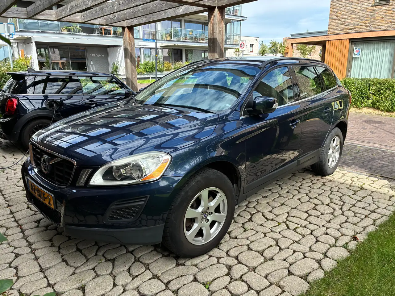 Volvo XC60 XC60 2.0 T5 Momentum — photo 1 of 19