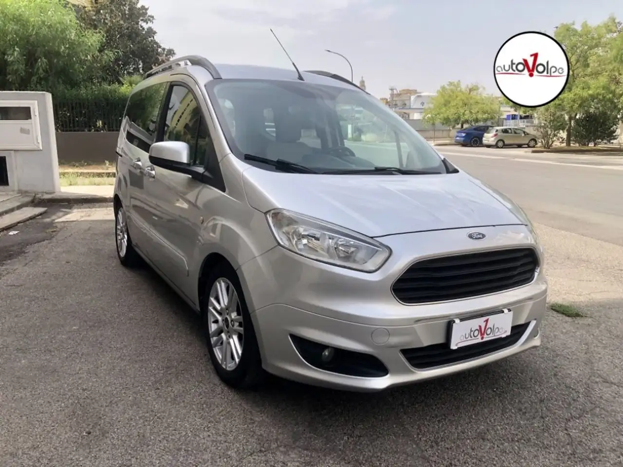 Ford Tourneo Courier 1.6 TDCI 95 CV Titanium — photo 1 of 15