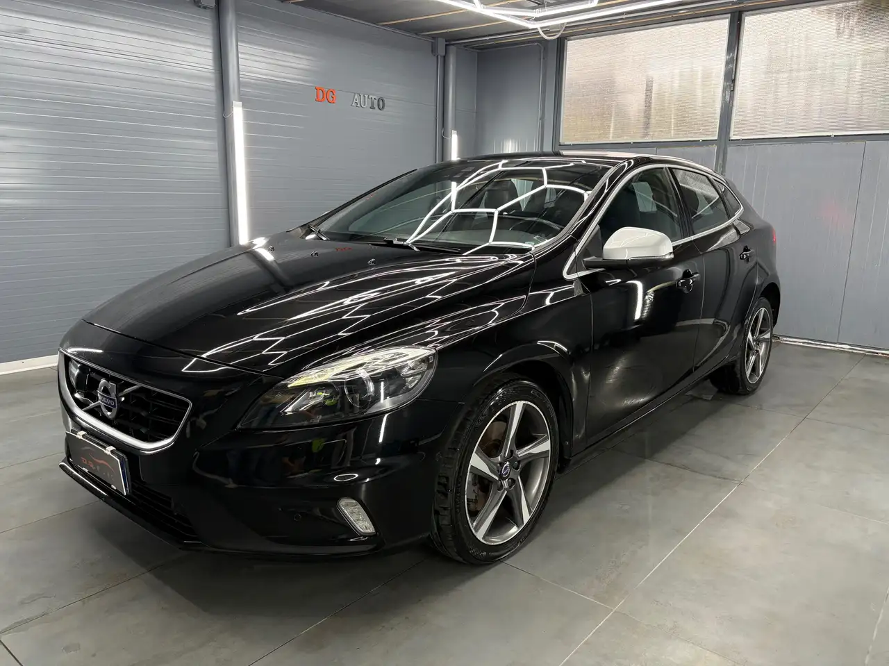 Volvo V40 Volvo V40 d2 R-design Momentum — photo 1 of 15