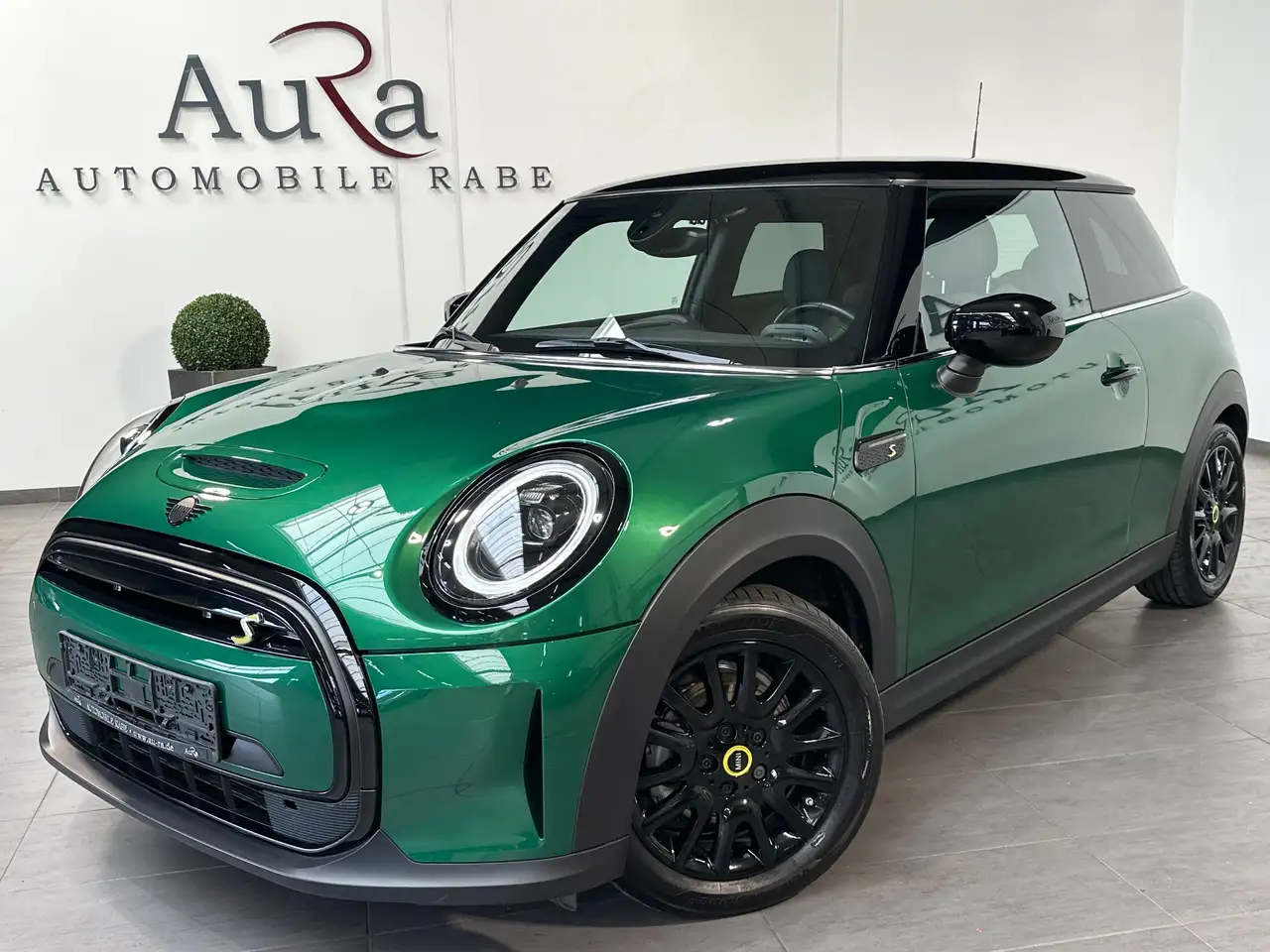 MINI Cooper SE Classic Trim Black NAV+LED+KAMERA+SHZ+KEYLESS+VC — photo 1 of 15
