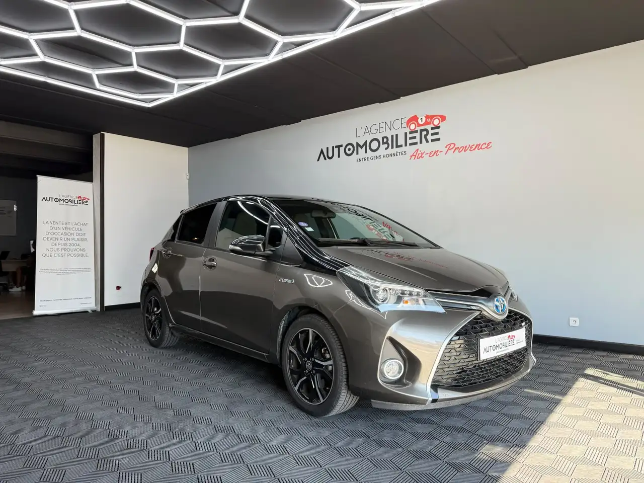 Toyota Yaris 1.5 HYBRID COLLECTION 100 Ch — photo 1 of 25