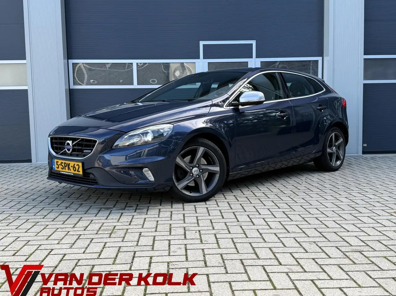 Volvo V40 1.6 T3 R-Design | Xenon | Alcantara/Leder | Camera — photo 1 of 27