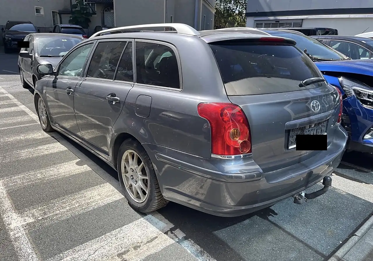 Toyota Avensis 2,2 D-4D Linea Sol — photo 1 of 6
