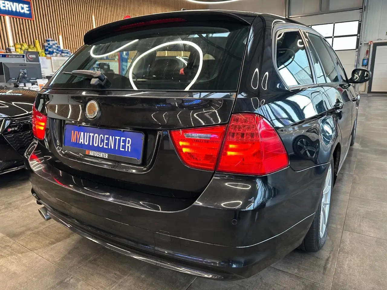 2011 BMW 320 *SERVICENEU*TEMPO*NAVI*KLIMAAUTO*AHK*, photograph 2