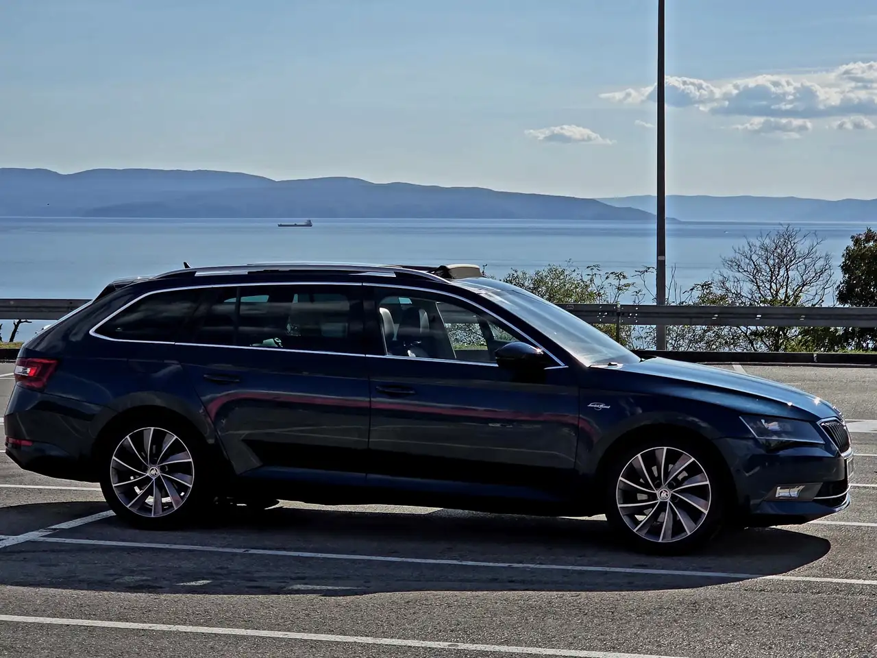 Skoda Superb Combi 2.0 TDI DSG L&K — photo 1 of 20